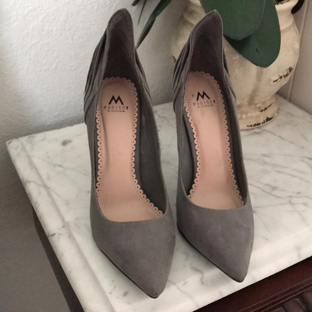 I’m selling a pair of gray heels